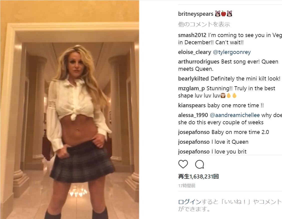 「腹筋ちゃんと鍛えてるから」とブリトニー（画像は『Britney Spears　2017年10月21日付Instagram』のスクリーンショット）