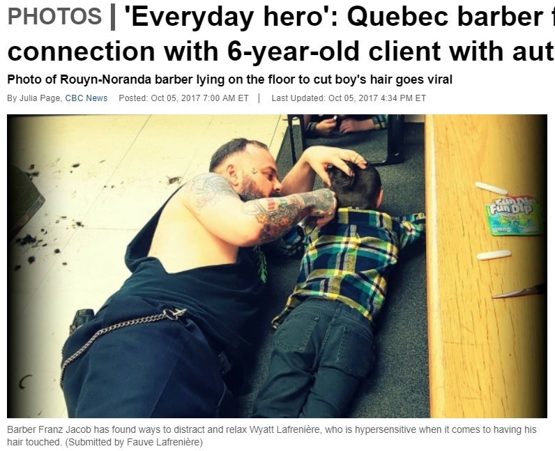 床に寝そべって髪を切る理容師（画像は『CBC.ca　2017年10月5日付「‘Everyday hero’: Quebec barber finds special connection with 6-year-old client with autism」（Submitted by Fauve Lafrenière）』のスクリーンショット）
