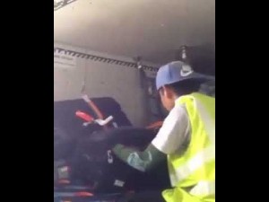 【海外発！Breaking News】搭乗客の荷物から盗みを働いたタイの空港作業員