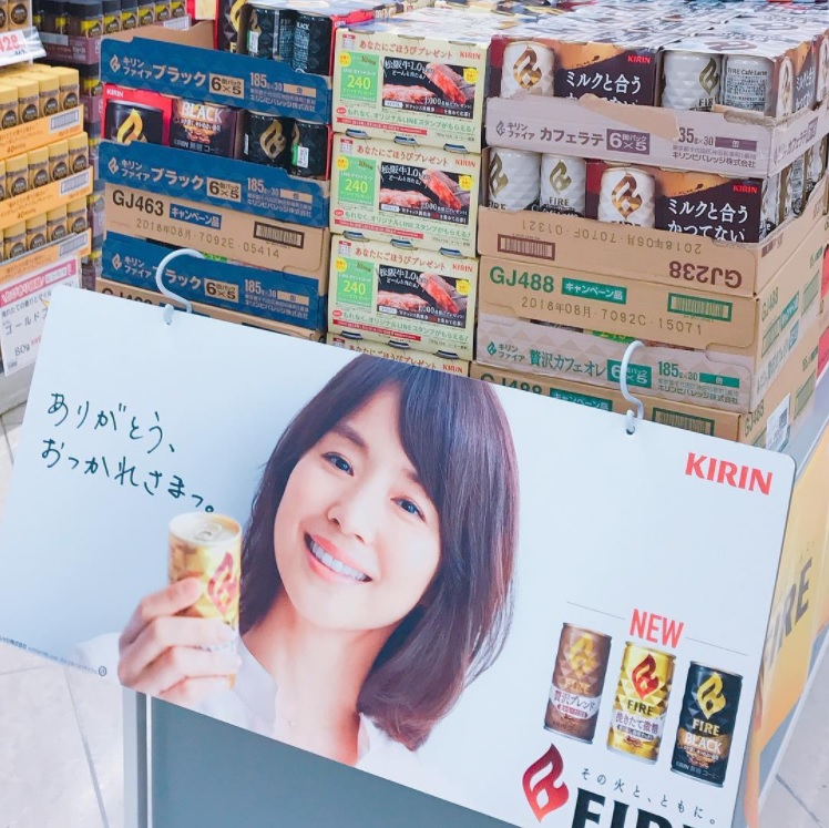 買い物中に見つけた姉の微笑み（画像は『石田ひかり　2017年10月2日付Instagram「スーパーに夜ごはんのおかずパトロールに出かけましたらまたまたとびきりのびぢん一名発見しましたっ!!」』のスクリーンショット）