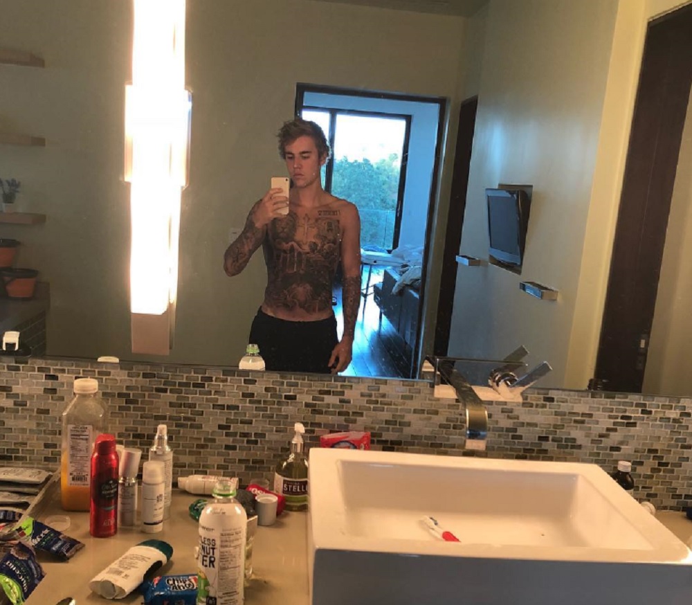 ジャスティン、タトゥーだらけに（画像は『Justin Bieber　2017年10月21日付Instagram』のスクリーンショット）