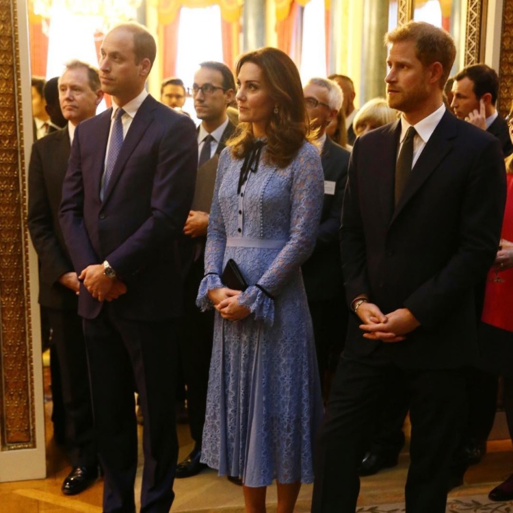 キャサリン妃、お腹も少しふっくら（画像は『Kensington Palace　2017年10月11日付Instagram「This evening The Duke and Duchess of Cambridge and Prince Harry joined guests at a reception at Buckingham Palace.」（PA）』のスクリーンショット）