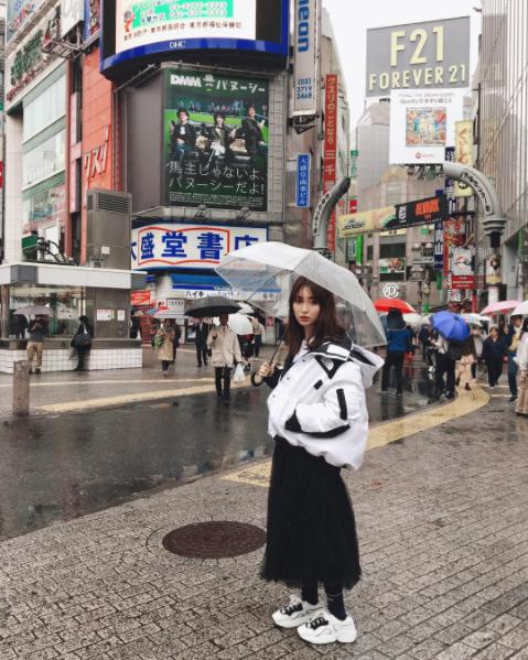 渋谷の街に佇む小嶋陽菜（画像は『Haruna Kojima　2017年10月16日付Instagram「雨の渋谷でバヌーシー発見」』のスクリーンショット）