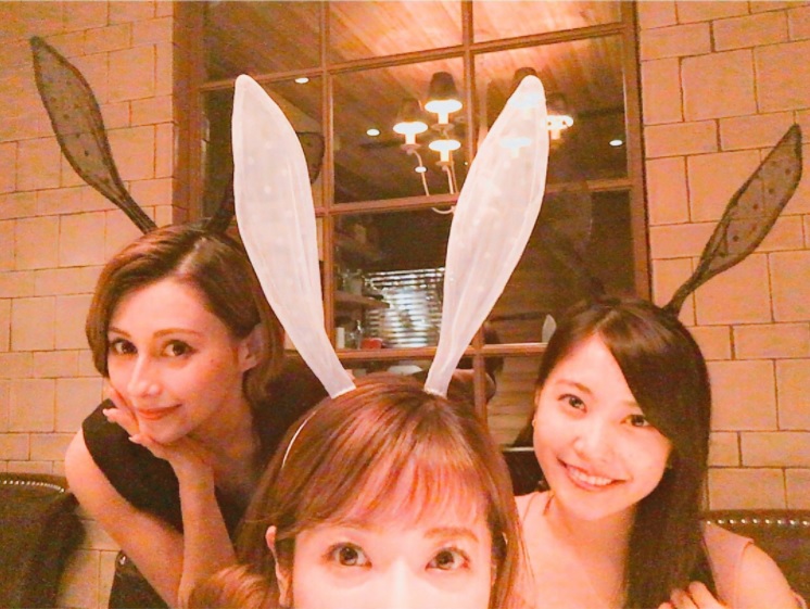 うさ耳で女子会（画像は『舟山久美子　2017年10月27日付Instagram「ダレちゃんとひなちゃんのお誕生日するはずが、、、まさかのわたしもお祝いしてもらっちゃった」』のスクリーンショット）