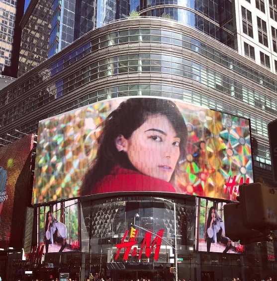 NYの巨大スクリーンに登場した森星（画像は『森星（Hikari Mori）　2017年10月4日付Instagram「My friend found me in New York」』のスクリーンショット）