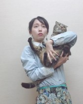 【エンタがビタミン♪】吉岡里帆、猫との表情が「なんか似てる」と話題　猫柄スカートにも注目集まる
