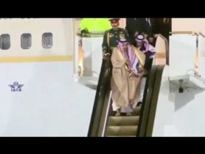 【海外発！Breaking News】モスクワに降り立ったサウジ国王（81）　黄金のエスカレーター式タラップが故障する事態に＜動画あり＞