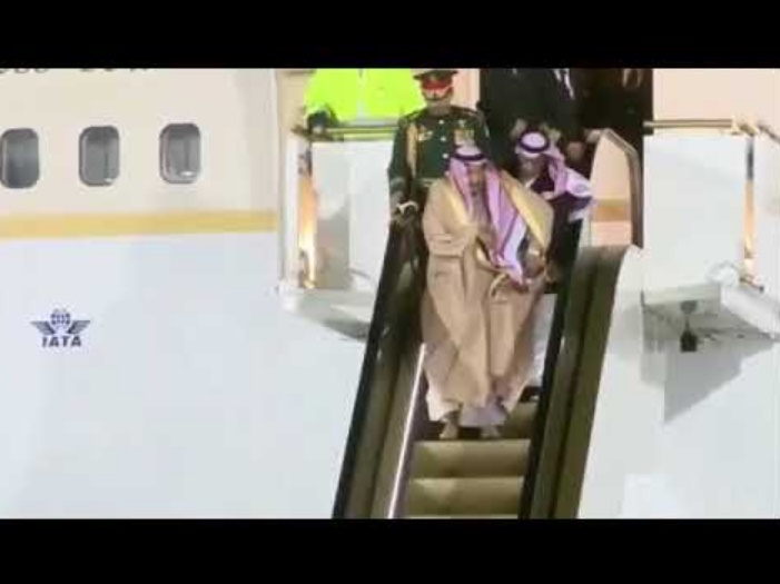 サウジ国王を乗せた専用機、ゴールドのエスカレーターが故障（画像は『VideoCraze　2017年10月5日公開 YouTube「Saudi King's golden escalator got stuck in Moscow」』のサムネイル）