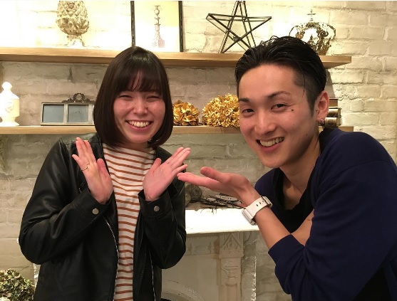 ご機嫌の誠子とヘアを担当した関田さん（画像は『尼神インター 誠子　2017年10月23日付Instagram「ROIさんでサラサラヘアに変身～」』のスクリーンショット）