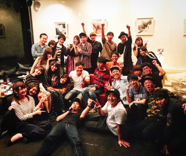 小沢一敬の誕生日パーティーに集まった人々（画像は『水崎 綾女　2017年10月11日付Instagram「あと何年こうやってお祝い出来るかな。」』のスクリーンショット）