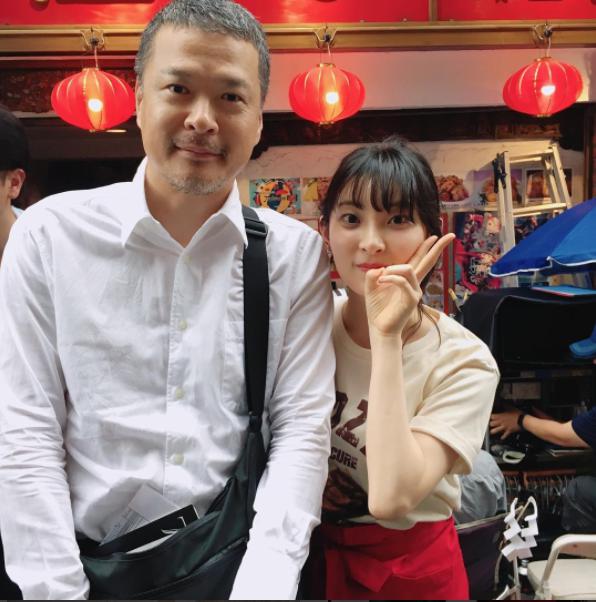 田中哲司と家入レオ（画像は『家入レオ　2017年10月4日付Instagram「今日もドラマの撮影でしたー！」』のスクリーンショット）