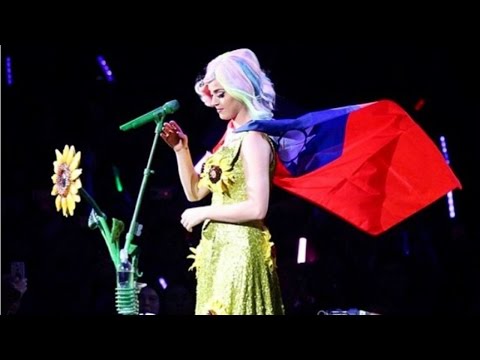 2015年台湾・台北でのステージが物議を醸したケイティ・ペリー（画像は『United News International　2015年4月29日公開 YouTube「Katy Perry's Sunflower Dress May Get Her Banned from China」』のサムネイル）