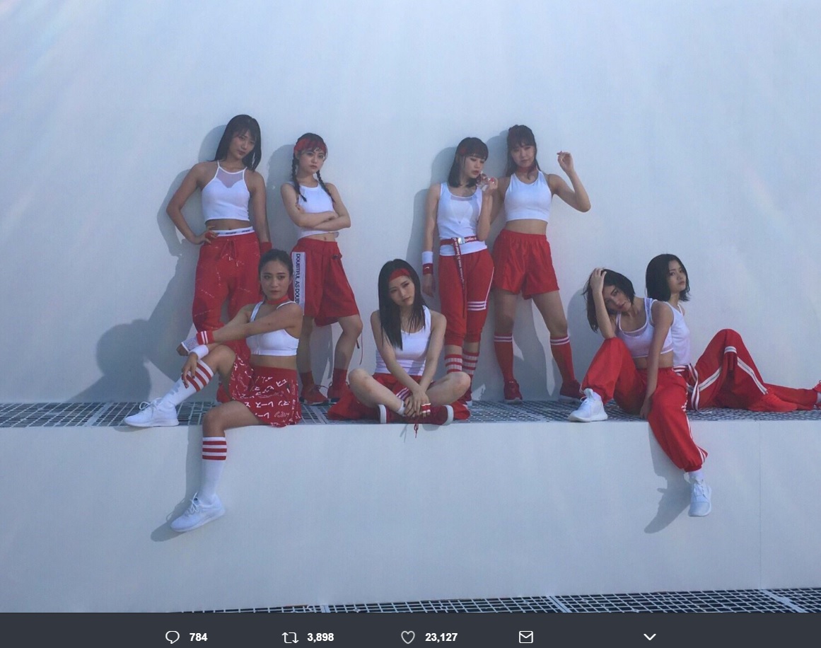 AKB48『野蛮な求愛』ダンス選抜メンバー（画像は『山本彩　2017年11月5日付Twitter「AKB48 50thシングル“11月のアンクレット”のType-Dに収録されるダンス選抜楽曲「＃野蛮な求愛」のMVが握手会場で解禁されました！」』のスクリーンショット）