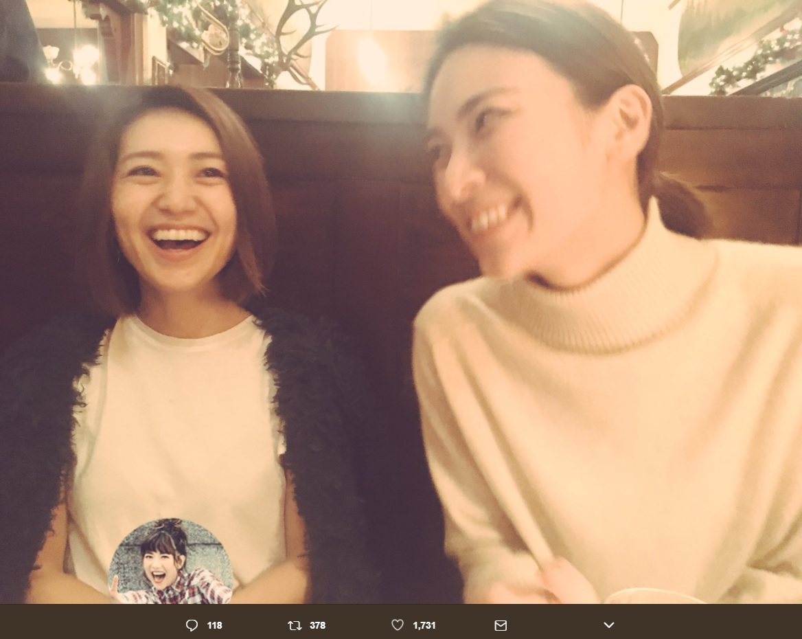 アメリカで大島優子に会った秋元才加（画像は『秋元才加　2017年11月30日付Twitter「おはようございます。」』のスクリーンショット）