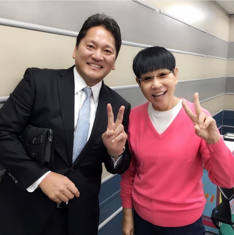 佐々木主浩氏と和田アキ子（画像は『和田アキ子　2017年11月20日付Instagram「きのうは、サンデーモーニングに出演してた大魔神が、終わったあとわざわざ挨拶に来てくれました」』のスクリーンショット）