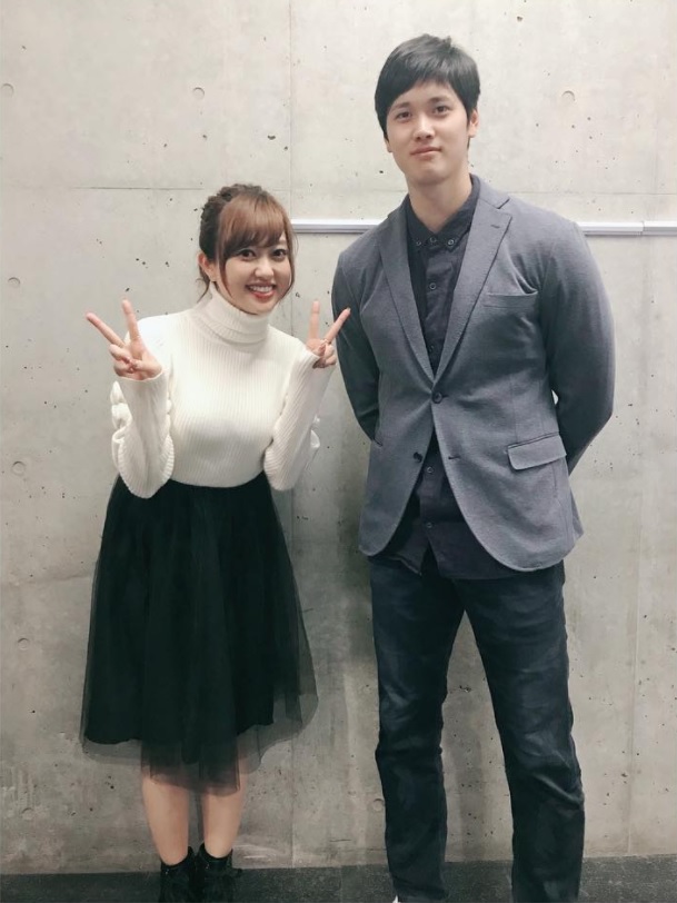 「日本にいる間にお会いできて光栄」と菊地亜美（画像は『菊地亜美　2017年11月27日付Instagram「大谷選手に写真撮っていただきました」』のスクリーンショット）