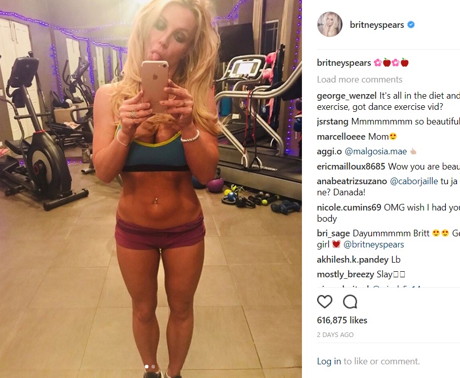 おどけた表情で腹筋を披露するブリトニー（画像は『Britney Spears　2017年11月15日付Instagram』のスクリーンショット）