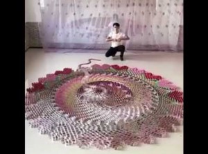 【海外発！Breaking News】芸術性バツクン　トランプによる感動的なドミノ倒し動画（中国）
