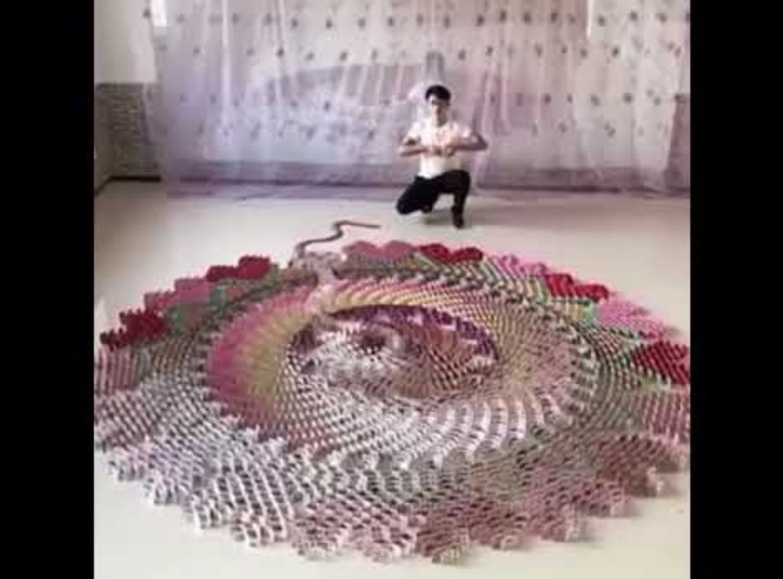 華麗なるトランプ・ドミノ倒し（画像は『People’s Daily，China　2017年11月3日公開 YouTube「Playing cards meticulously set up to create stunning domino effects」』のサムネイル）