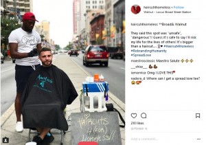 【海外発！Breaking News】路上でホームレスのヘアカットをする男性、店をプレゼントされる（米）