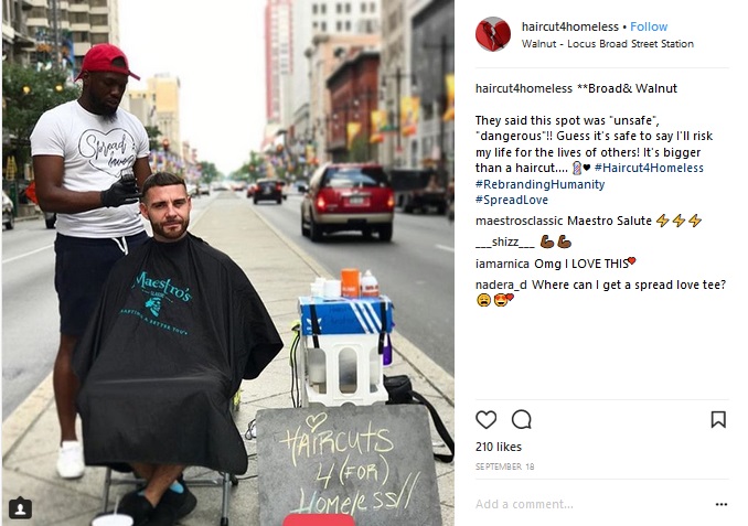 路上でヘアカットする男性に思いがけないプレゼントが（画像は『B. Jawuan Jones　2017年9月18日付Instagram「＊＊Broad＆Walnut」』のスクリーンショット）