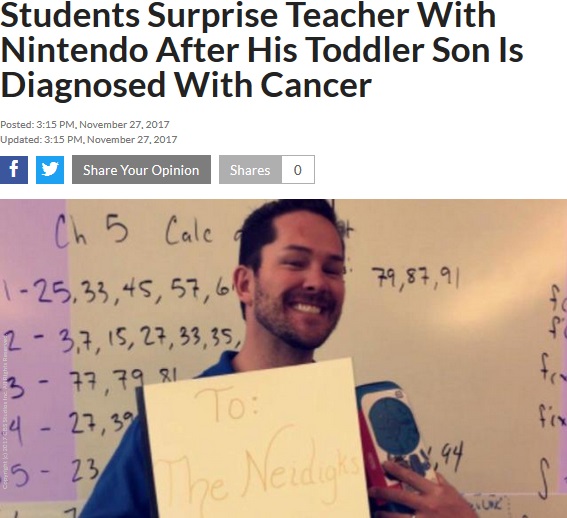 思わぬサプライズに感激する男性教師（画像は『KSAT abc12　2017年11月27日付「Students Surprise Teacher With Nintendo After His Toddler Son Is Diagnosed With Cancer」』のスクリーンショット）