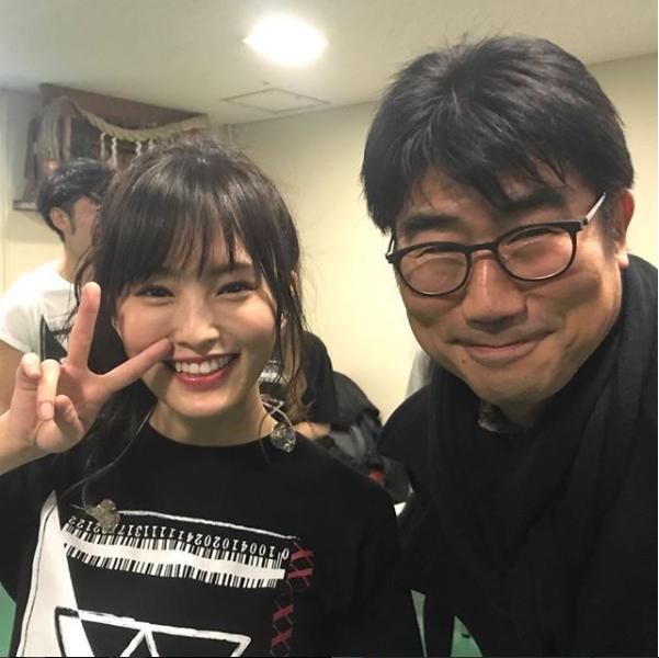 山本彩と亀田誠治（画像は『亀田誠治　2017年11月19日付Instagram「山本彩さんのコンサートをNHKホールで見ました！」』のスクリーンショット）