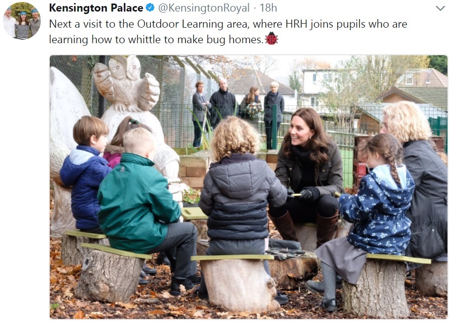 児童と会話するキャサリン妃（画像は『Kensington Palace　2017年11月29日付Twitter「Next a visit to the Outdoor Learning area, where HRH joins pupils who are learning how to whittle to make bug homes.」』のスクリーンショット）