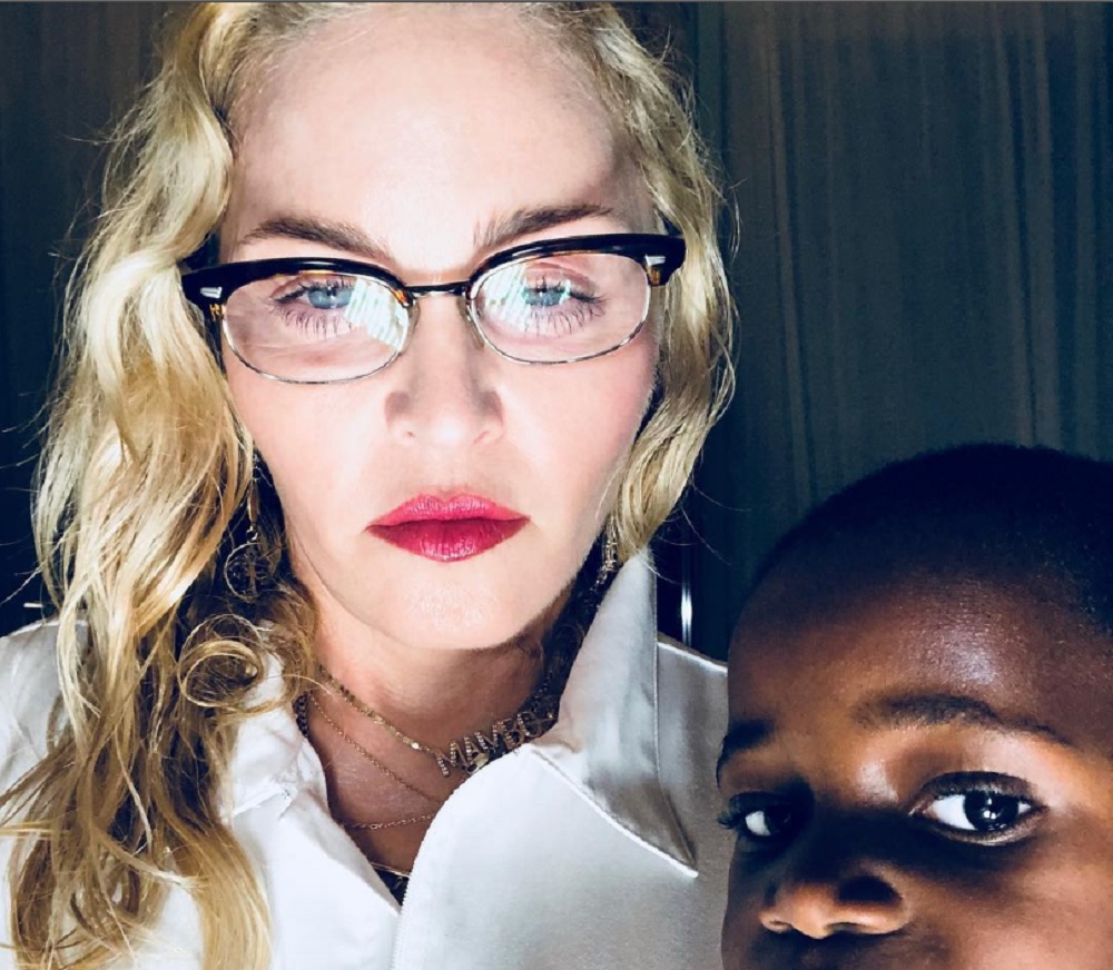 マドンナ、18歳当時のヌード写真はいくらで売れるか（画像は『Madonna　2017年11月16日付Instagram「Let Mambo take care of your skin!」』のスクリーンショット）