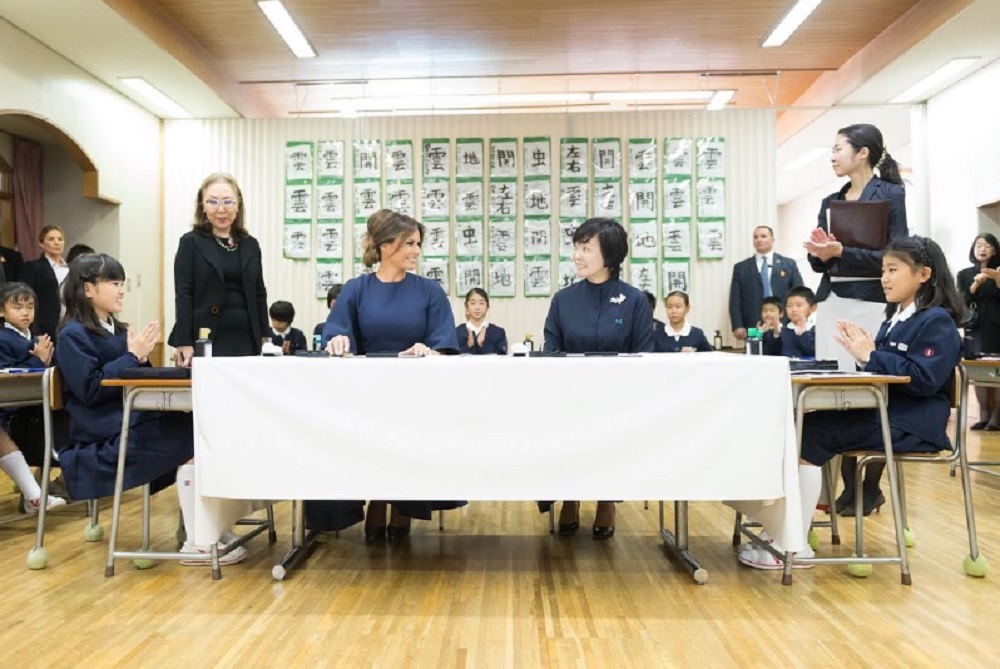 小学校で良い笑顔を見せたメラニア夫人（画像は『The White House　2017年11月8日付Instagram「First Lady Melania Trump and Mrs. Abe visit with school children in Japan | November 6, 2017」』のスクリーンショット）