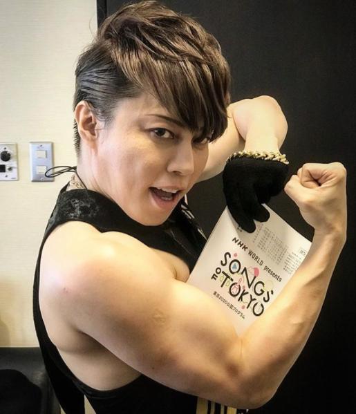 西川貴教の筋肉が相変わらずスゴい（画像は『西川貴教　2017年11月25日付Instagram「NHK WORLD「SONGS OF TOKYO」放送は来年だよ！」』のスクリーンショット）