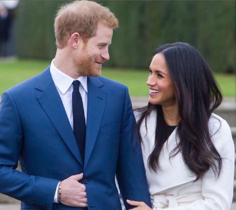 挙式時期、会場も決まった2人（画像は『The Royal Family　2017年11月28日付Instagram「Prince Harry and Ms Markle visit the Gardens of Kensington Palace for their first photo call together, since announcing their engagement this morning.」』のスクリーンショット）