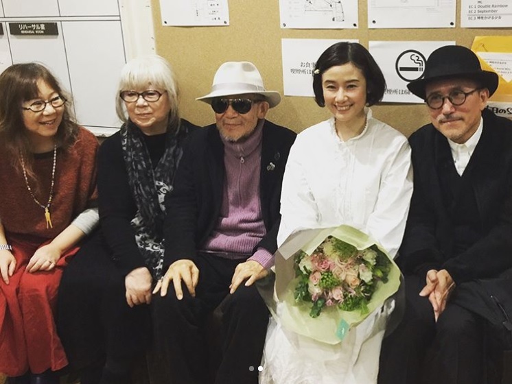 大林監督の家族と原田知世、高橋幸宏（画像は『Yukihiro Takahashi　2017年11月29日付Instagram「昨夜大林監督ご家族に会えてよかった。」』のスクリーンショット）