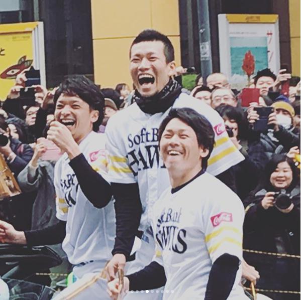 東浜投手、千賀投手、甲斐捕手（画像は『原口あきまさ　2017年11月26日付Instagram「ホークス優勝パレード！」』のスクリーンショット）