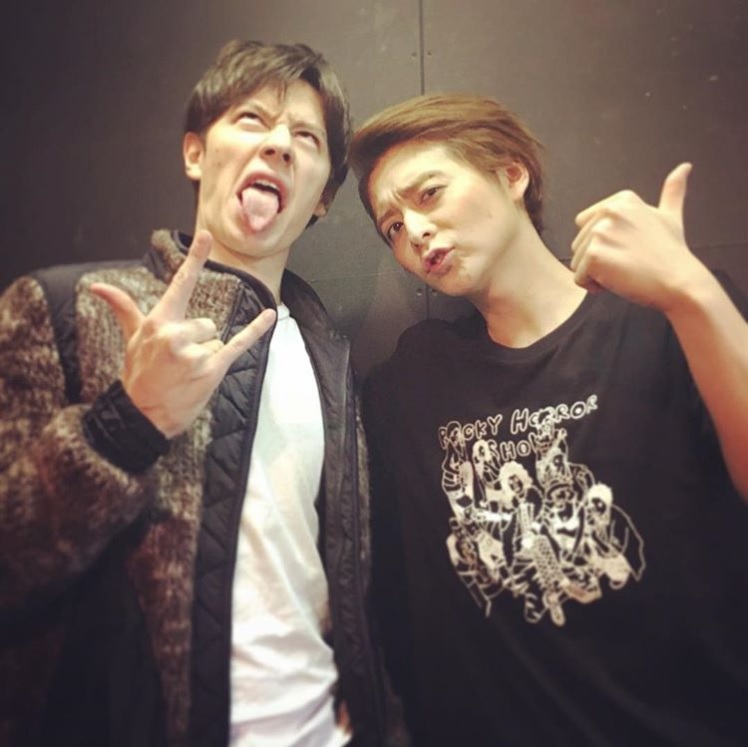 ウエンツ瑛士と小池徹平（画像は『Teppei Koike　2017年11月12日付Instagram「観に来てくれたよ。」』のスクリーンショット）