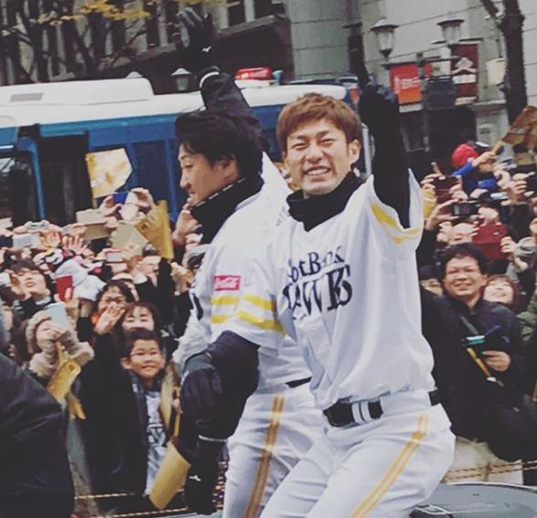 内川選手と柳田選手（画像は『原口あきまさ　2017年11月26日付Instagram「ホークス優勝パレード！」』のスクリーンショット