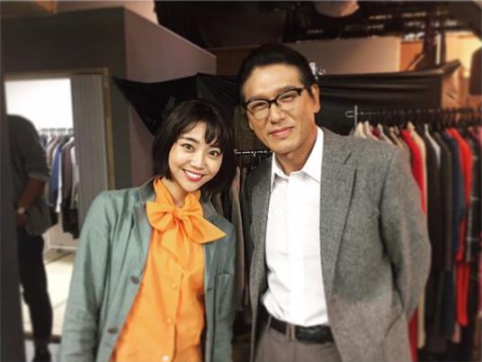 山谷花純と高橋克典（画像は『山谷花純　2017年11月23日付Instagram「飯沢先生と記念写真。」』のスクリーンショット）