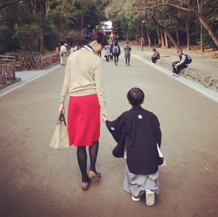 板谷由夏と5歳の次男（画像は『板谷由夏　2017年11月13日付Instagram「生まれて1カ月。」』のスクリーンショット）