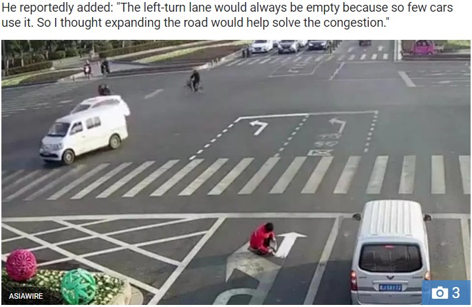 道路標示を勝手に塗り変える男（画像は『The Sun　2017年12月1日付「FARCE LANE Absurd moment Chinese man repaints road markings to make his commute quicker」（IMAGE: ASIAWIRE）』のスクリーンショット）