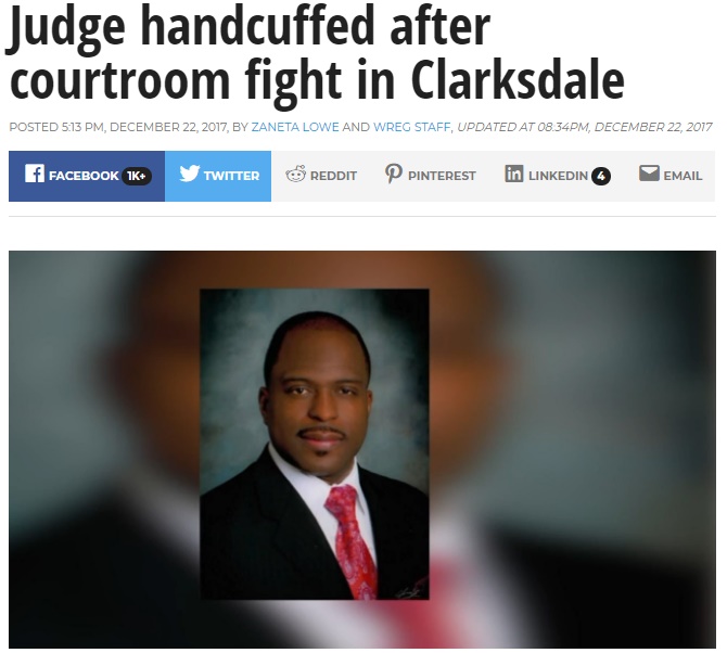 ミシシッピ州の法廷で判事が逮捕される珍事（画像は『WREG.com　2017年12月22日付「Judge handcuffed after courtroom fight in Clarksdale」』のスクリーンショット）