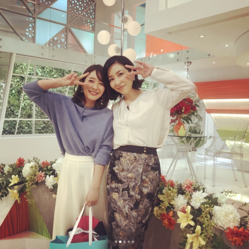 吉田明世アナと真矢ミキ（画像は『吉田明世　2017年12月30日付Instagram「昨日は今年最後のビビット生放送でした！」』のスクリーンショット）