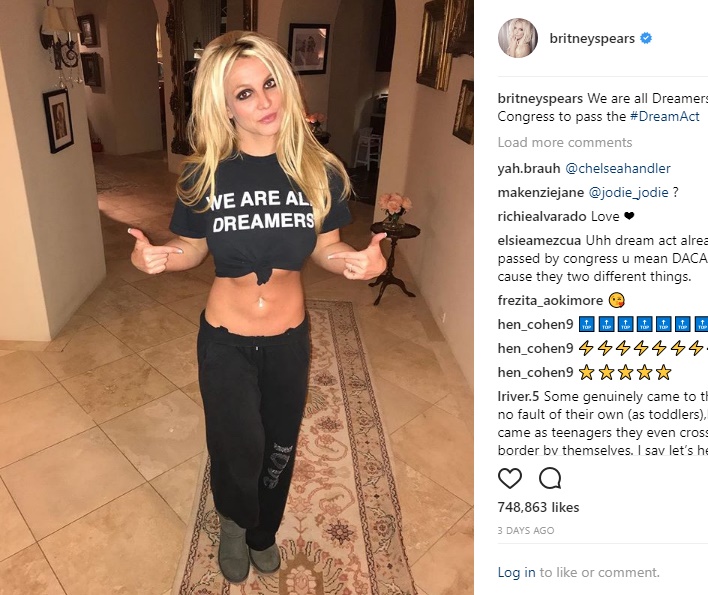 2児の母ブリトニーが黒いTシャツで抗議（画像は『Britney Spears　2017年12月22日付Instagram「We are all Dreamers　Tell Congress to pass the ＃DreamAct」』のスクリーンショット）