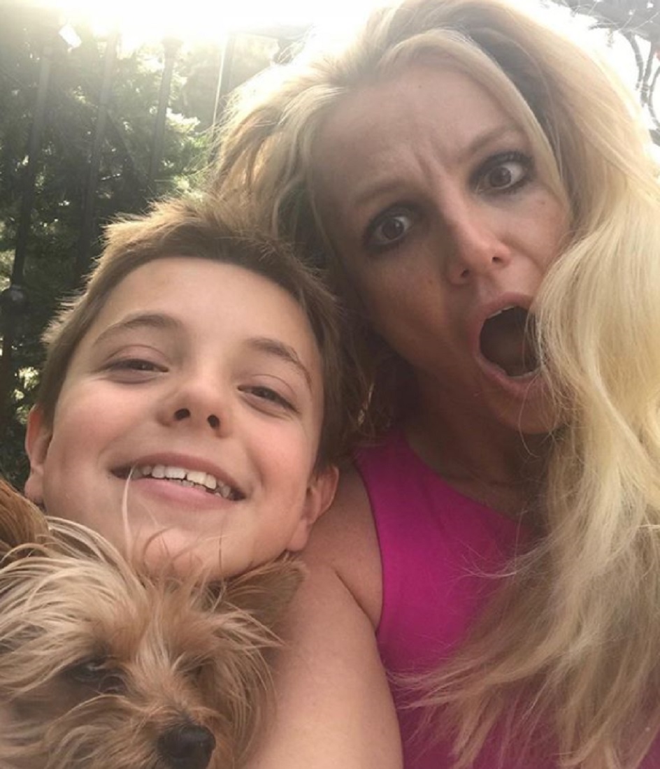 ブリトニー、散歩に出かけたものの…（画像は『Britney Spears　2017年12月12日付Instagram「Going for a walk with my son and the dog always does wonders for my mood...」』のスクリーンショット）