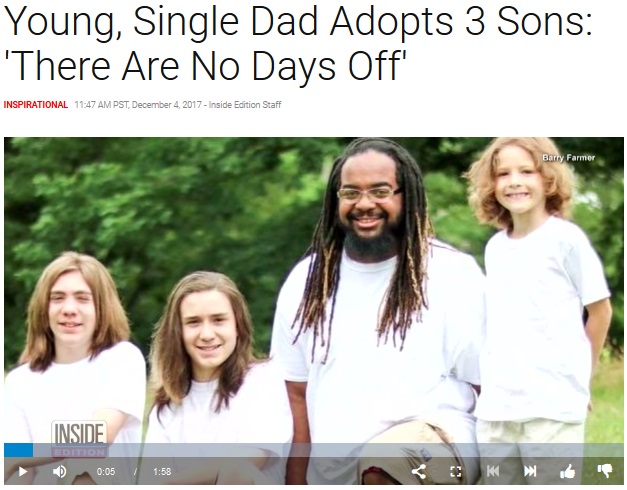 3人の子を養子にした男性、決断は20代の時に（画像は『Inside Edition　2017年12月4日付「Young， Single Dad Adopts 3 Sons: ‘There Are No Days Off’」』のスクリーンショット）