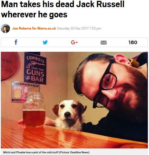 4年前に亡くした愛犬を剥製にした飼い主（画像は『Metro　2017年12月30日付「Man takes his dead Jack Russell wherever he goes」（Picture: Deadline News）』のスクリーンショット）