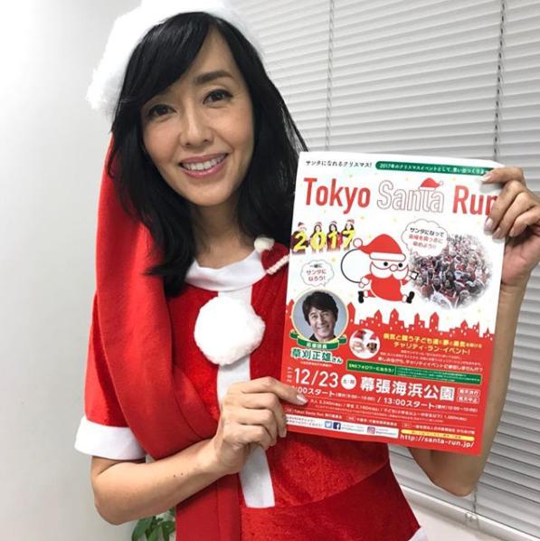 サンタ姿の早見優（画像は『Yu Hayami　2017年12月9日付Instagram「サンタランに参加して、子供たちに笑顔を！」』のスクリーンショット）