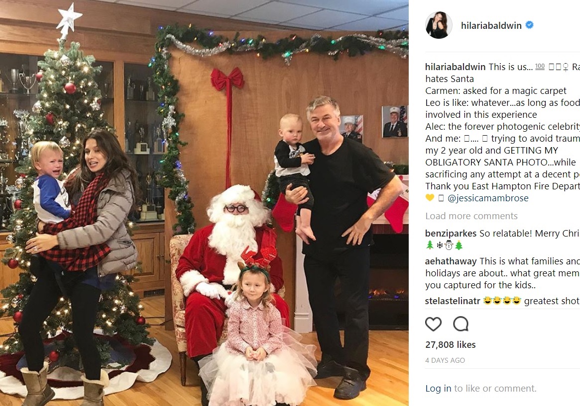 集合写真で奮闘するボールドウィンファミリー（画像は『Hilaria Thomas Baldwin　2017年12月13日付Instagram「This is us... Rafa: hates Santa」』のスクリーンショット）