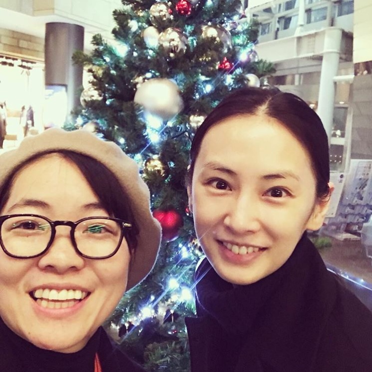イモトアヤコと北川景子（画像は『イモトアヤコ 公式　2017年12月5日付Instagram「帰国してクリスマス気分味うなう」』のスクリーンショット）