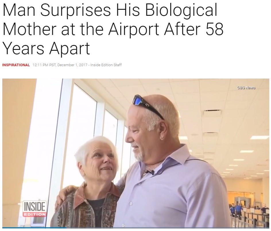 58年ぶりに実の息子と再会した母親（画像は『Inside Edition　2017年12月1日付「Man Surprises His Biological Mother at the Airport After 58 Years Apart」』のスクリーンショット）