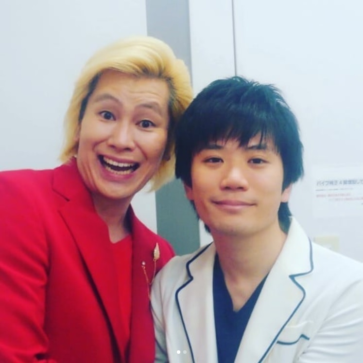 笑顔のカズレーザーと水上颯さん（画像は『カズレーザー　2017年12月21日付Instagram「プリンス水上くんと」』のスクリーンショット）